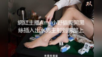 化妆品真美的姑娘 美腿呀哗哗的尿尿太急了像冲浪一样，不得不撅起点屁股！ 