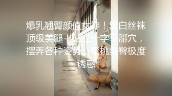 金发清纯00后嫩妹吊带黑丝格外诱人，张开双腿极品嫩穴，翘起屁股对着镜头晃动，抬起双腿肥穴看的清楚